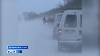 Снегопады парализовали движение автомобилей на западе Крыма
