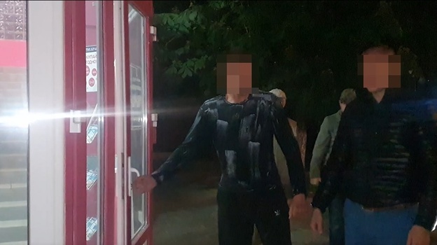 Мужчина с пистолетом ограбил офис микрозаймов в Феодосии