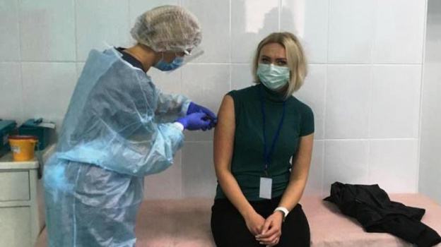 7 работников «скорой помощи» Крыма привили от коронавируса