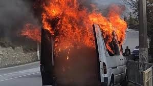 Гражданин Украины поджёг в Крыму микроавтобус с женой