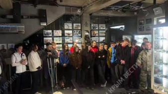 В музее СВО в Крыму школьники встретились с Героем России Владимиром Манохиным