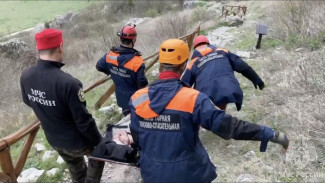 Мужчина упал на камни с восьмиметровой скалы под Бахчисараем