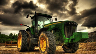 В Крым пытались незаконно ввезти трактор их Херсонской области