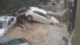 Мощный поток воды смывает автомобили в Ялте