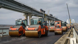 На новых пролетах Крымского моста уложили первый слой асфальта