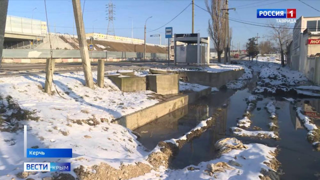 Жители Керчи жалуются на нечистоты, которые затопили тротуар вблизи бывшего автотранспортного предприятия