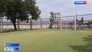 В одном из микрорайонов Керчи местные жители обеспокоены состоянием футбольной площадки