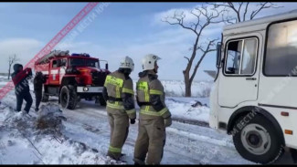 На западе Крыма из снежного заноса эвакуировали автобус с пассажирами
