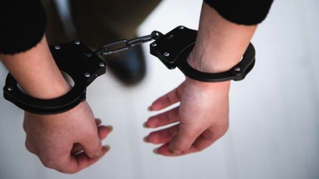 Жительница Инкермана вмешалась в грубый спор и нанесла два ножевых ранения своему знакомому