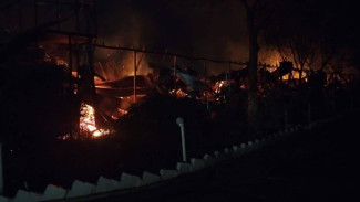 Пожарные предотвратили взрыв газовых баллонов на пожаре в Феодосии 