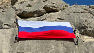 Крымские спасатели водрузили российский флаг на отвесной стене Судакской крепости