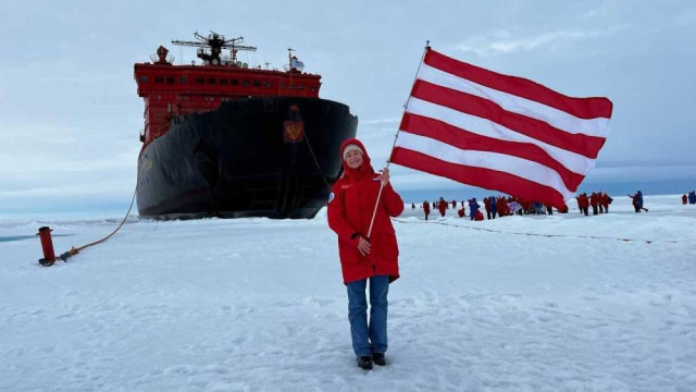 Крымская школьница развернула флаг Керчи на Северном полюсе
