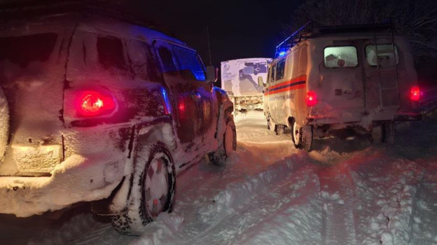 В Крыму спасатели эвакуировали машину из снежного заноса