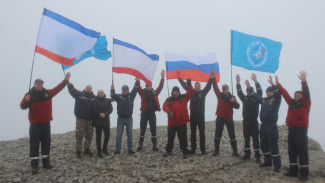 На крымские горные вершины водрузили флаги России