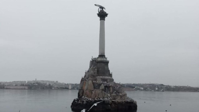 Военный самолёт упал в море у берегов Севастополя