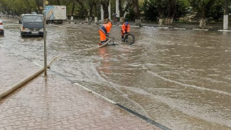 В Евпатории откачивают воду с проезжей части 