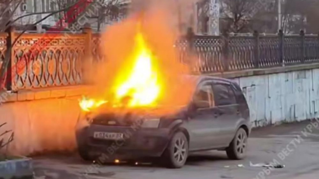 В Симферополе в районе автовокзала вспыхнула легковушка: ВИДЕО 