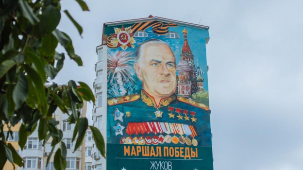 Изображение полководца Георгия Жукова украсило фасад МКД в Симферополе