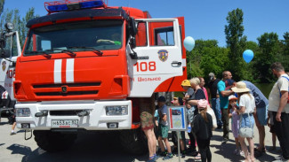 В Симферополе проводят интерактивную выставку пожарной и спасательной техники МЧС 