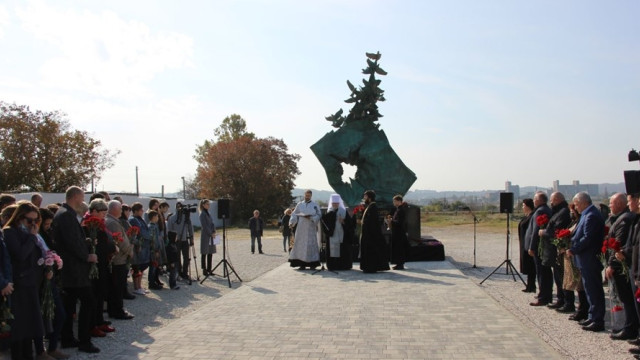 В Керчи открыли мемориал в память о погибших от стрельбы в колледже 