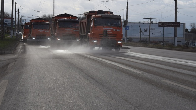 Дороги Севастополя очищают от противогололедной смеси