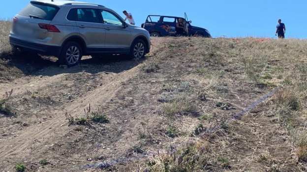 Автомобиль с пятью людьми застрял на склоне горы в районе Феодосии