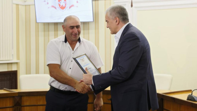 Аксёнов вручил награды строителям важных инфраструктурных объектов