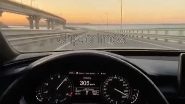 В Крым с ветерком: водитель развил скорость на мосту свыше 300 км в час (ВИДЕО)