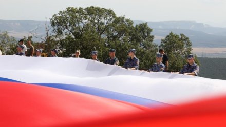 Самый большой триколор развернули на Сапун-горе в Севастополе 