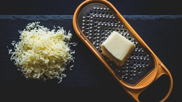 В Севастополе уничтожили партию санкционных сыров и хамона