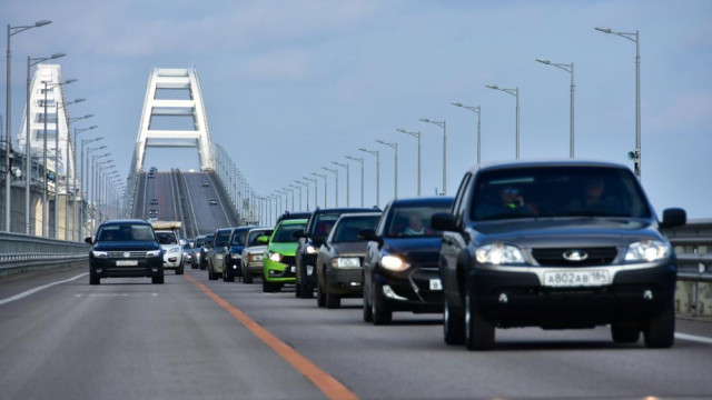 Крупные заторы образовались на подъездах к Крымскому мосту