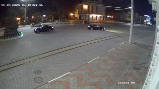 Житель Волгограда «отрабатывал» автомобильные трюки на Театральной площади в Евпатории