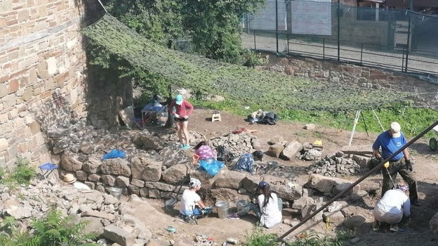 В Судаке начала работать школа археологии