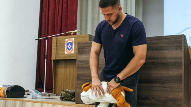 Севастопольских спасателей учат реанимировасть собак и кошек
