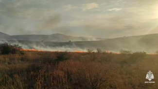 Сухая трава горит в поселке Орджоникидзе вблизи Феодосии на площади 15 Га
