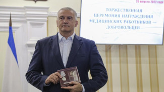 Аксёнов наградил крымских медиков за помощь Донбассу