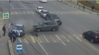Легковушка выехала на тротуар с пешеходами в Севастополе