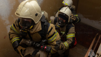 В Алуште пожарные спасли маломобильного человека из горящего здания