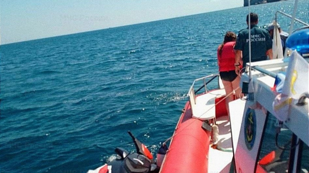 Ялтинский морской патруль нашёл в море двух дрейфующих на заглохшем гидроцикле туристов