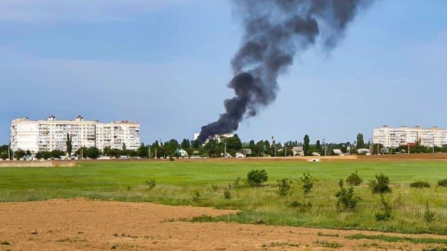 Крупный пожар произошёл на территории промзоны в Симферополе