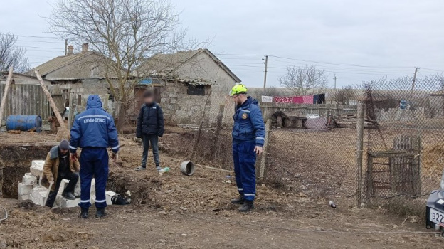 Спасатели достали корову из огромной ямы в Крыму с помощью лебедки