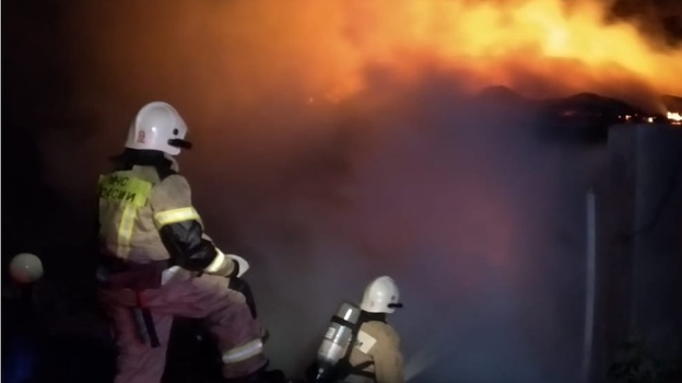На пожаре в Севастополе спасли двух человек