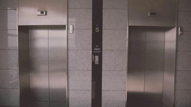 800 новейших лифтов установят в домах крымчан