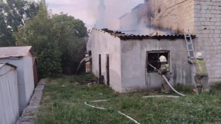 В Бахчисарайском районе потушили пристройку к складу