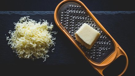 В Севастополе уничтожили партию санкционных сыров и хамона