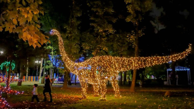 Светящиеся динозавры появились в Детском парке Симферополя
