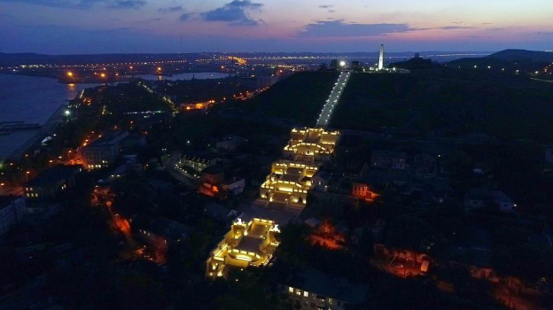 В Керчи установили подсветку Митридатской лестницы