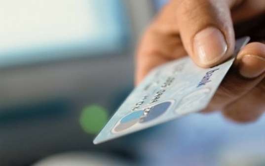 Иностранец украл банковскую карту у крымчанина и купил на все деньги алкоголь