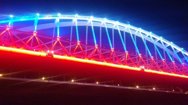 На Крымском мосту тестируют новую подсветку 