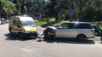В Ялте внедорожник врезался в машину скорой помощи